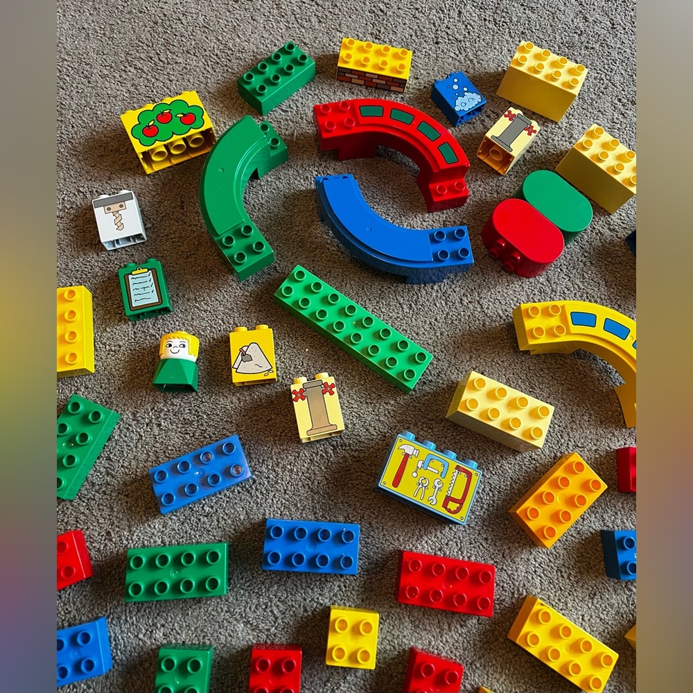 Vintage 1998 Lego Duplo Assortment of Pieces with Yellow Carrying Case - Picture 3 of 10